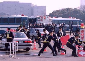 (1)Police hold antiterrorism drills for Bush visit